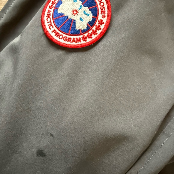 Size small Graphite grey authentic CANADA GOOSE Parka with real fur hood. - Picture 3 of 6